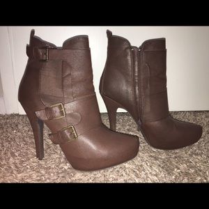 Brown Guess pumps